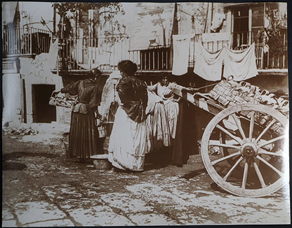 Donne alla fontana di S. Lucia, Napoli 1906 Ft 728 - Stampa 30x24 cm - Farabola Stampa ai sali d'argento