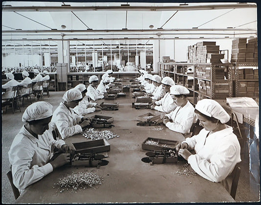 Operaie in una fabbrica 1962 Ft 542 - Stampa 30x24 cm - Farabola Stampa ai sali d'argento