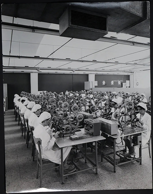 Operaie in una fabbrica 1962 Ft 548 - Stampa 30x24 cm - Farabola Stampa ai sali d'argento