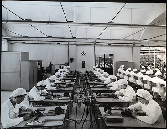 Operaie in una fabbrica 1962 Ft 761 - Stampa 30x24 cm - Farabola Stampa ai sali d'argento