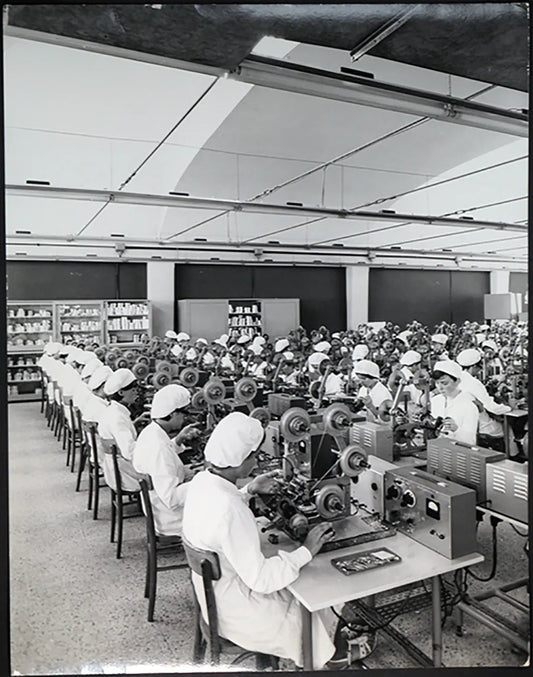 Operaie in una fabbrica di minuterie 1962 Ft 593 - Stampa 30x24 cm - Farabola Stampa ai sali d'argento