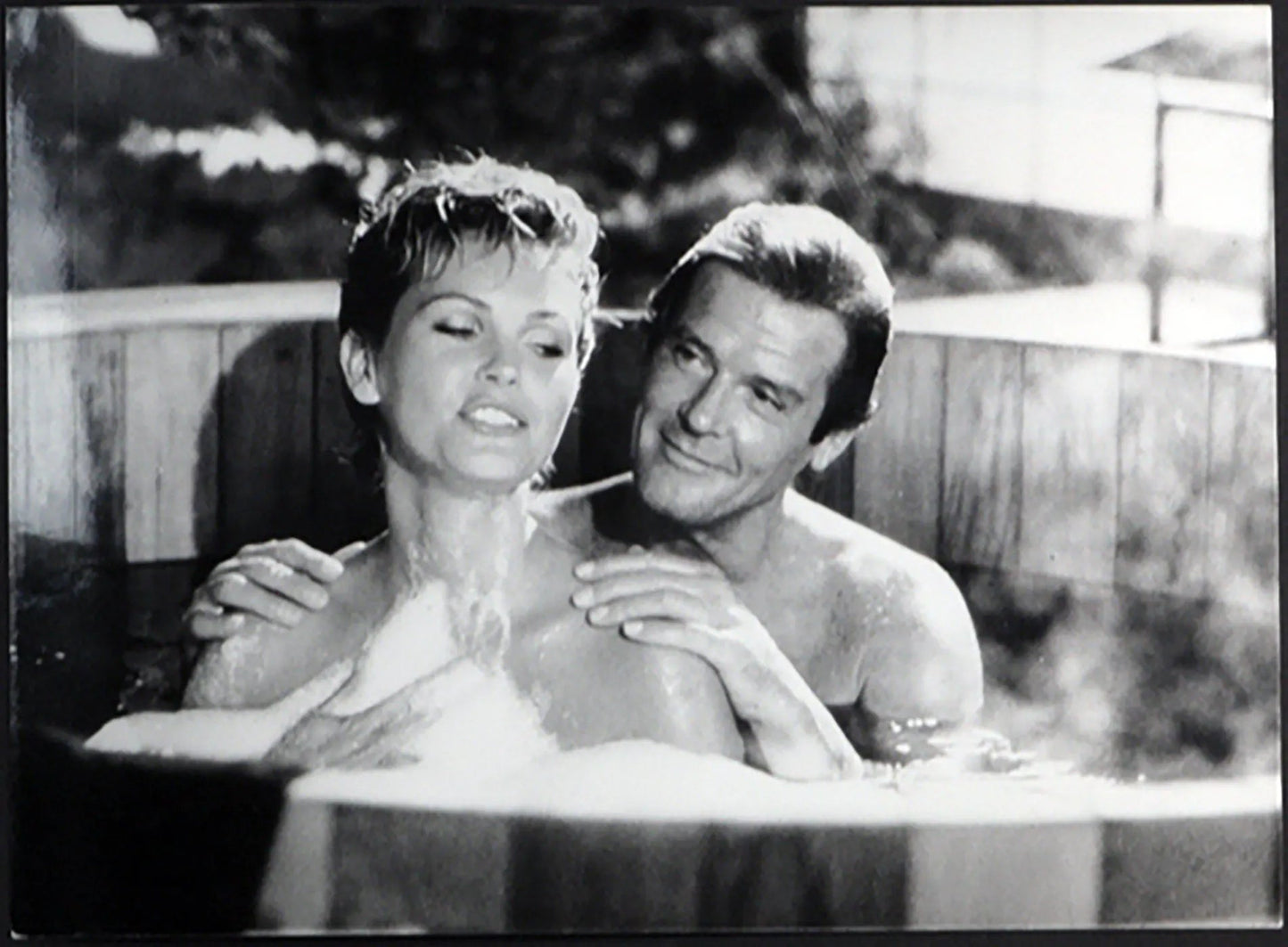 Roger Moore Fiona Fullerton A View To Kill Ft 2 - Stampa 18x13 cm - Farabola Stampa ai sali d'argento