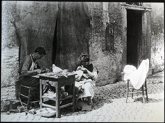 Roma Artigiane in una via del centro 1890 Ft 330 - Stampa 30x24 cm - Farabola Stampa ai sali d'argento