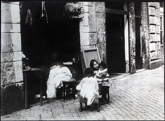 Roma Donna in una via del centro 1890 Ft 331 - Stampa 30x24 cm - Farabola Stampa ai sali d'argento