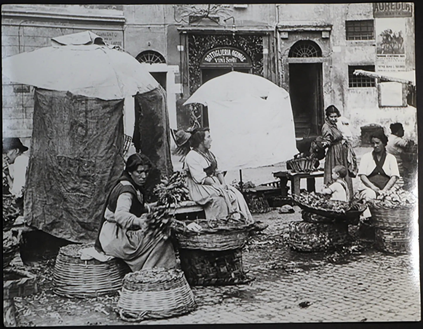 Donne al lavoro in un mercato, Roma 1890 Ft 716 - Stampa 30x24 cm - Farabola Stampa ai sali d'argento