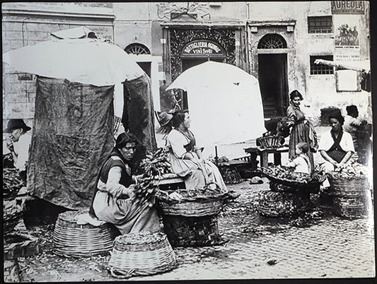 Roma Donne al lavoro in un mercato 1890 Ft 718 - Stampa 30x24 cm - Farabola Stampa ai sali d'argento