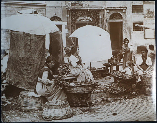 Donne al lavoro in un mercato Roma 1890 Ft 719 - Stampa 30x24 cm - Farabola Stampa ai sali d'argento