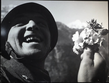 Soldato con fiori di montagna 1941 Ft 75 - Stampa 30x40 cm - Farabola Stampa ai sali d'argento