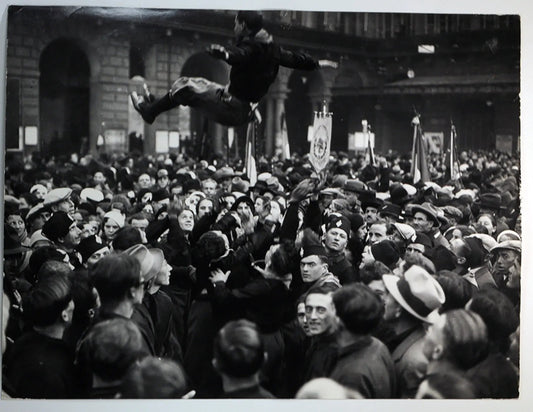 Folla in attesa 1932 Ft 34866 - Stampa 30x24 cm - Farabola Stampa ai sali d'argento