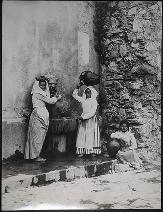 Taormina Portatrici d'acqua 1896 Ft 521 - Stampa 30x24 cm - Farabola Stampa ai sali d'argento
